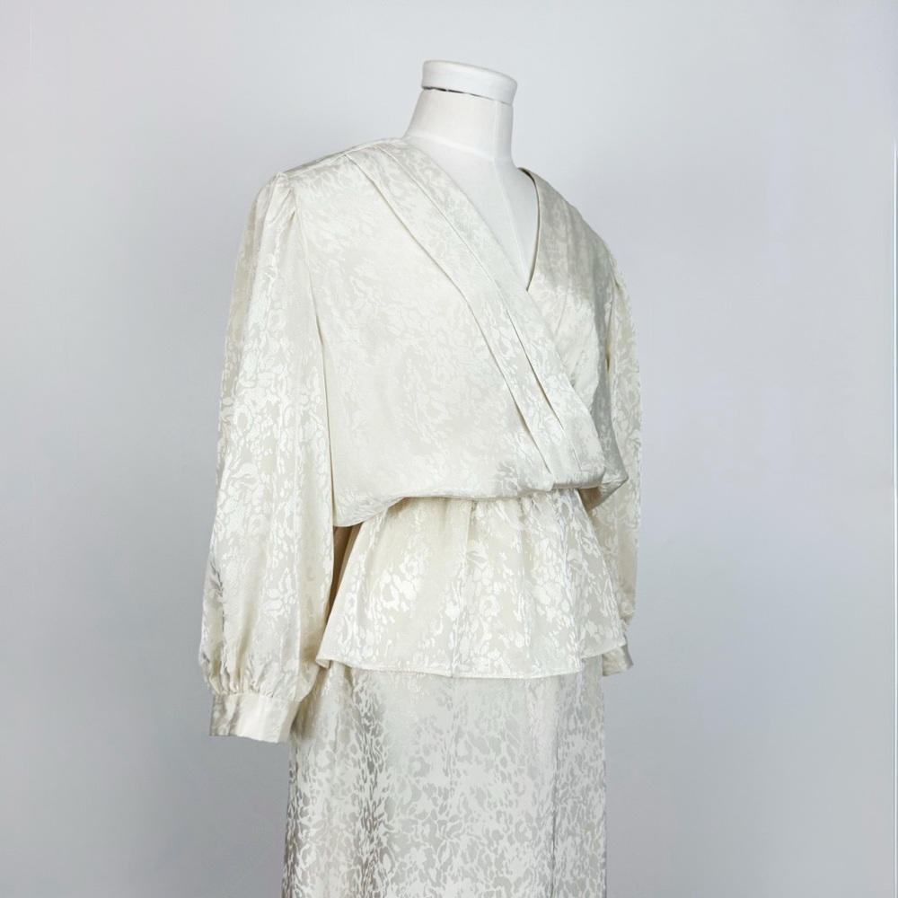 Vintage 80’s Jacquard Patterned Surplice Peplum Midi Dress in Ivory | Size M/L - Picture 6 of 8